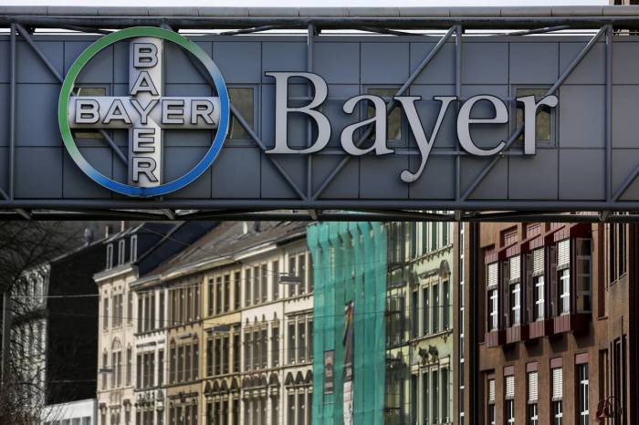 Monsanto bayer billion acquire deal signs